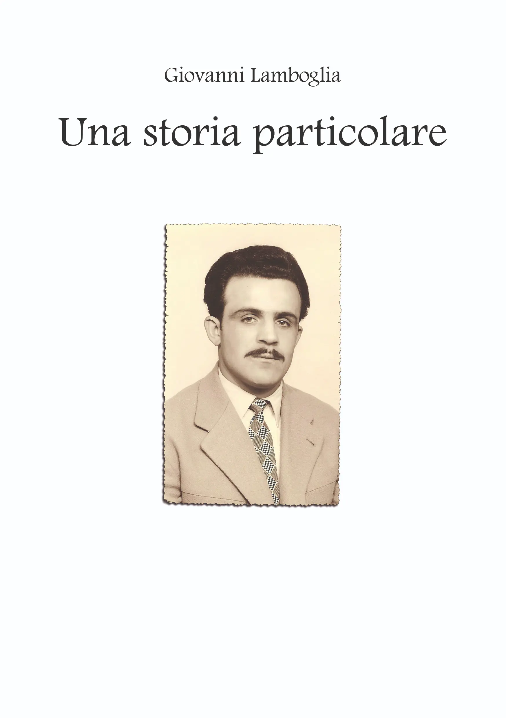 La photo noir et blanc d'un homme jeune, moustachu, portant un costume-cravate. C'est la couverture du livre "Una storia particolare"