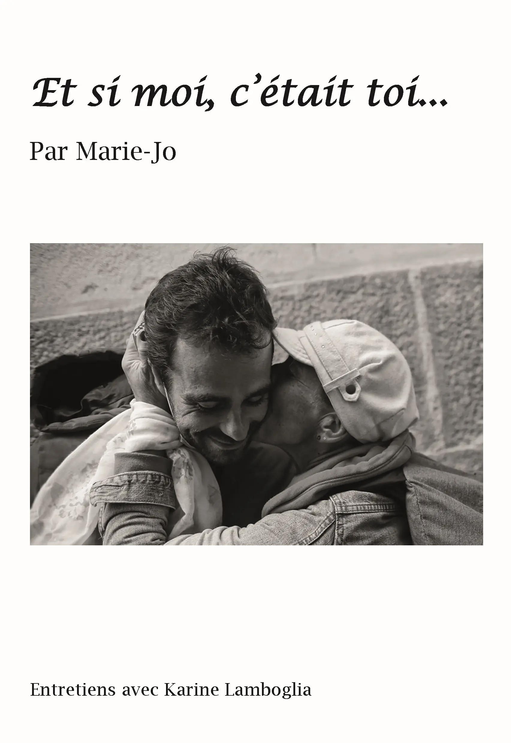La photo noir et blanc d'une femme portant une casquette qui embrasse sur la joue une homme barbu et souriant. C'est la couverture du livre "Et si moi, c'était toi"