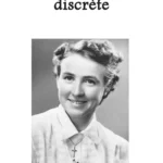 La photo noir et blanc d'une femme souriante portant un chemisier blanc et un pendentif avec une croix chrétienne. C'est la couverture du livre "Échos d'une vie discrète"