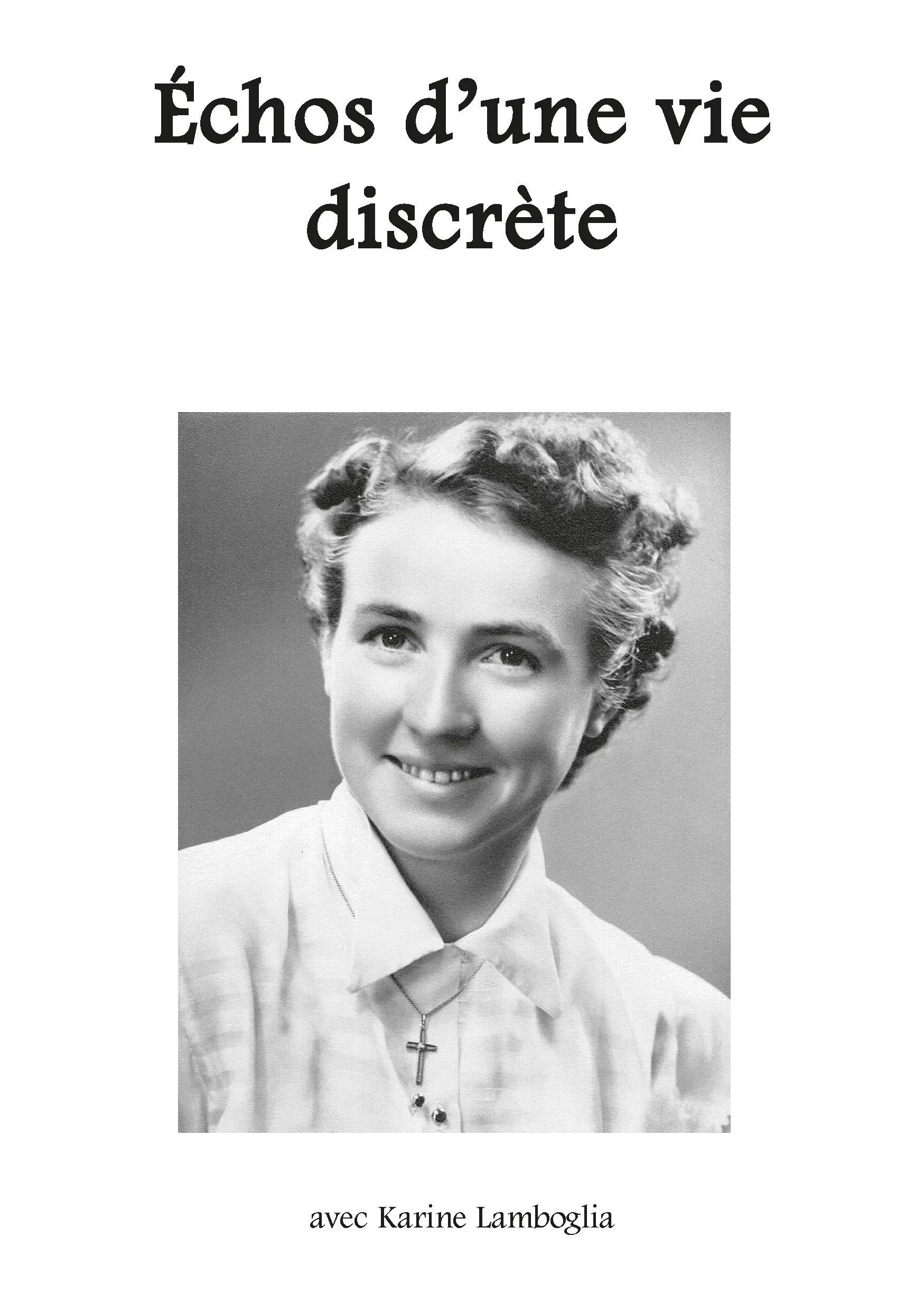 La photo noir et blanc d'une femme souriante portant un chemisier blanc et un pendentif avec une croix chrétienne. C'est la couverture du livre "Échos d'une vie discrète"