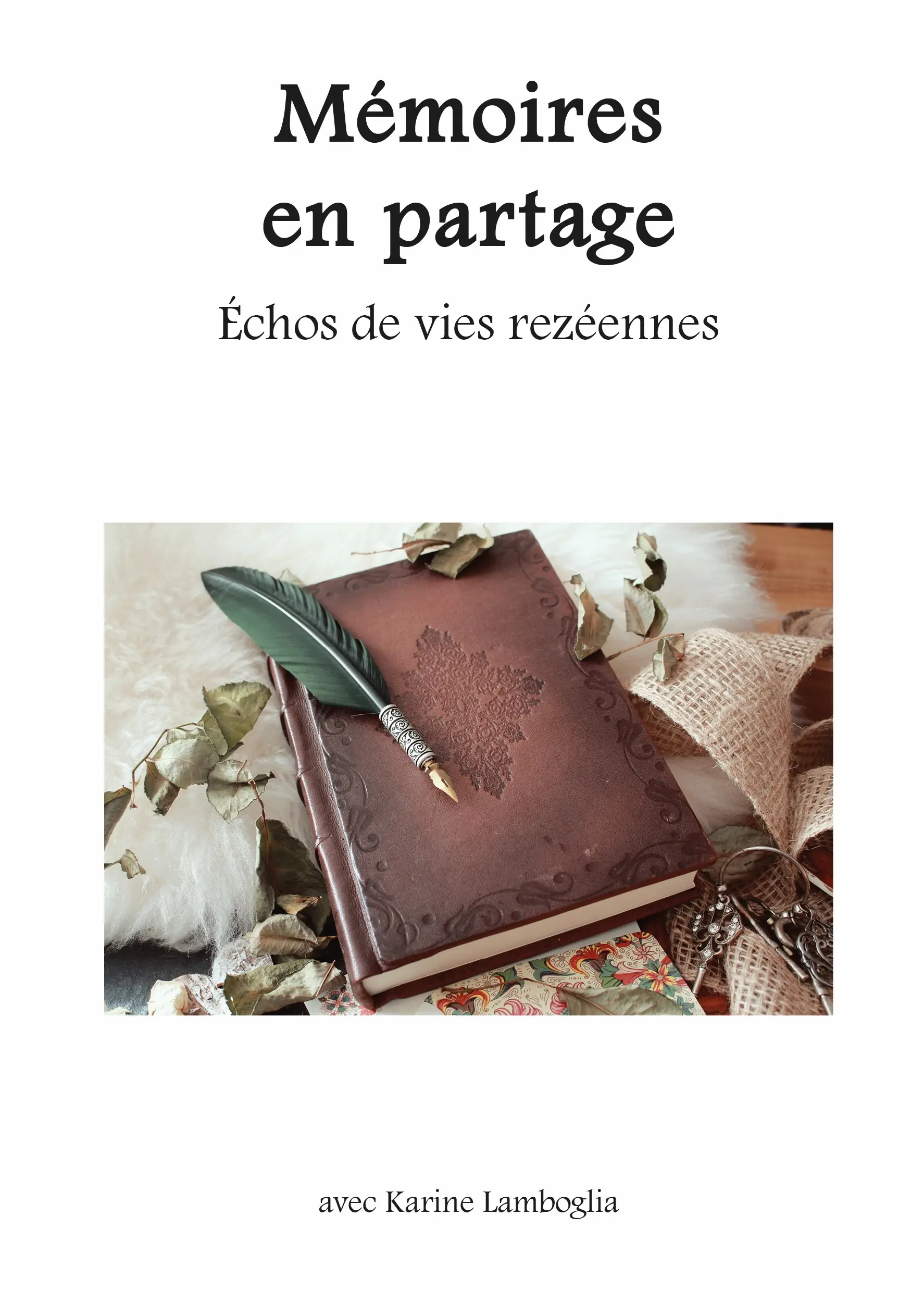 La photo en couleur d'un livre marron posé sur une table, entouré d'objets divers : des feuilles séchées, un tapis blanc moelleux, des clés anciennes un ruban de coton. Sur le livre est posée une plume pour écrire, ornée d'une plume verte. C'est la couverture du livre "Mémoires en partage - Échos de vies rezéennes"
