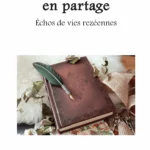 La photo en couleur d'un livre marron posé sur une table, entouré d'objets divers : des feuilles séchées, un tapis blanc moelleux, des clés anciennes un ruban de coton. Sur le livre est posée une plume pour écrire, ornée d'une plume verte. C'est la couverture du livre "Mémoires en partage - Échos de vies rezéennes"