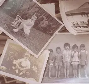 La photo de plusieurs photos anciennes mélangées. Symbolise la mémoire.