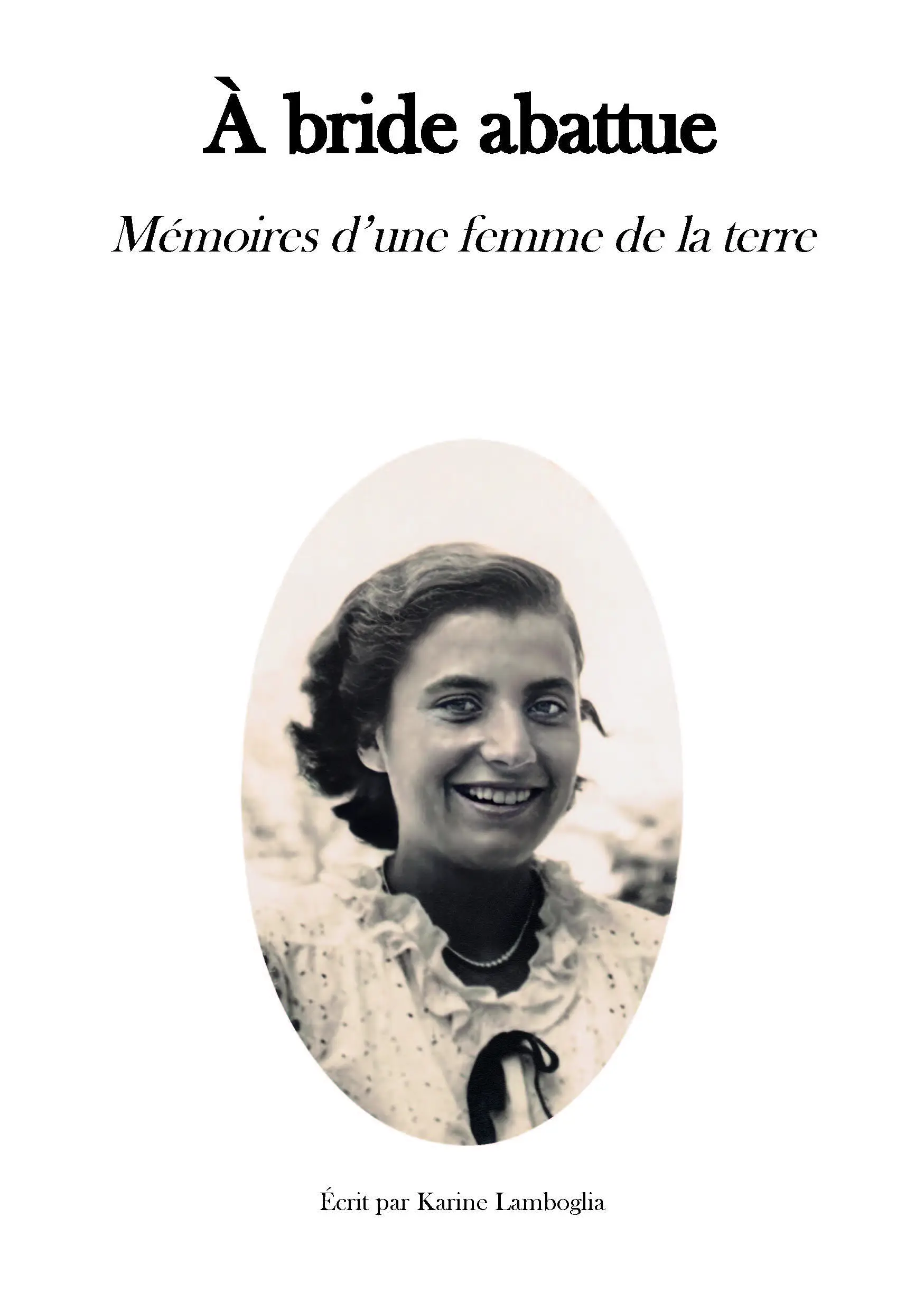 La photo en médaillon noir et blanc d'une jeune femme souriante portant un chemisier blanc à pois orné d'un ruban. C'est la couverture de la biographie familiale "À bride abattue"