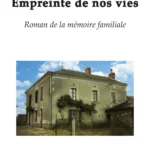 La photo d'une grande bâtisse sur 2 étages, dont la façade est beige et partiellement couverte de plante grimpante. Le ciel est bleu et légèrement nuageux. C'est la couverture du livre "Le Moulin, empreinte de nos vies"