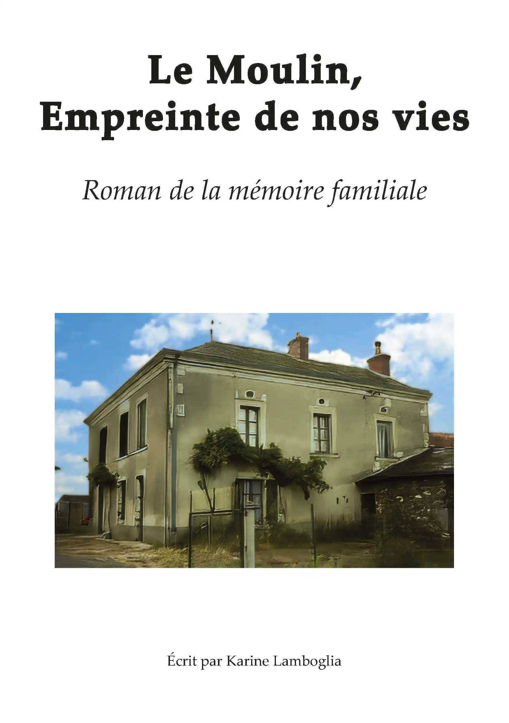 La photo d'une grande bâtisse sur 2 étages, dont la façade est beige et partiellement couverte de plante grimpante. Le ciel est bleu et légèrement nuageux. C'est la couverture du livre "Le Moulin, empreinte de nos vies"